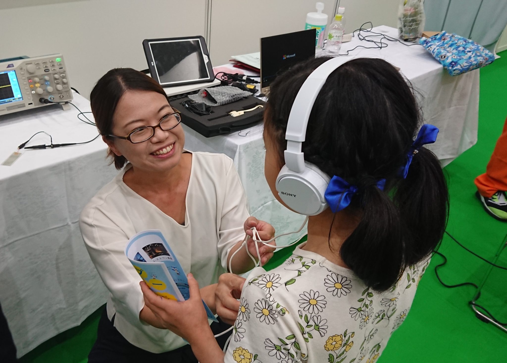 電子聴診器「JPES-01」で自分の心音を聞く体験。「はっきり聞こえる！」と喜んでくれました。
