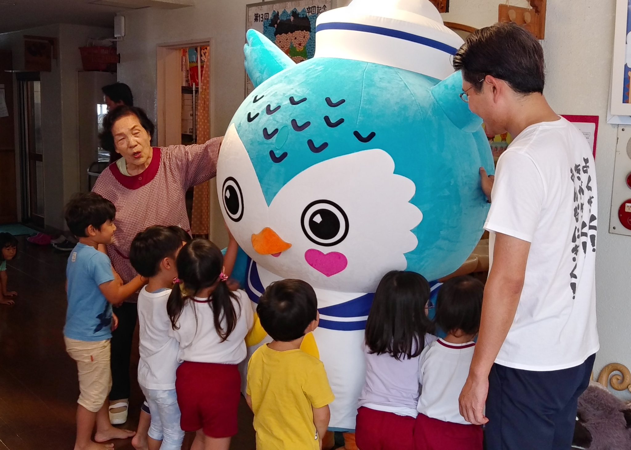 In fact, Kikuho feels good to touch and is always surrounded by children.