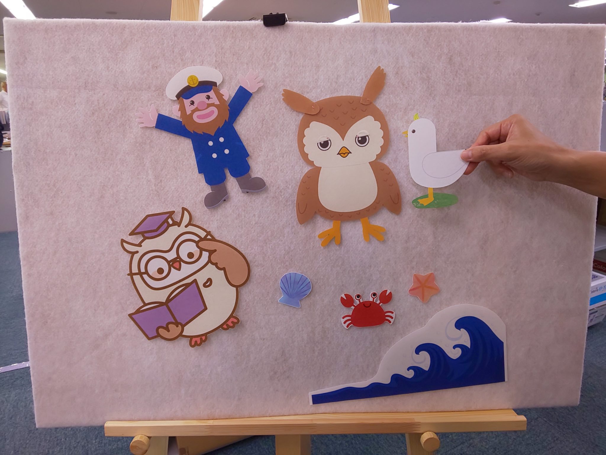 The demonstration of a picture story panel. The characters are easily attached to and removed from the board.