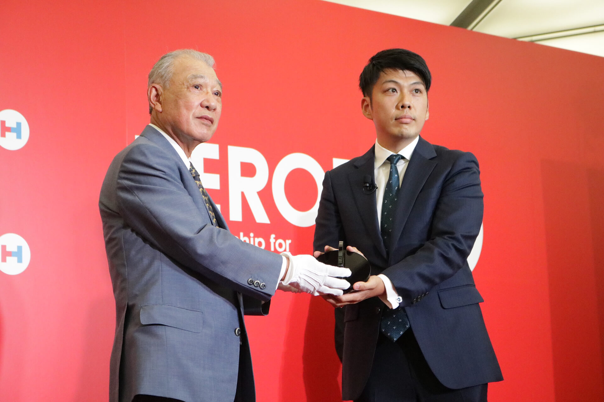 The award was accepted on behalf of Keisuke Honda by Motoki Futamura, project director (on the left is Nippon Foundation Chairman Sasakawa)