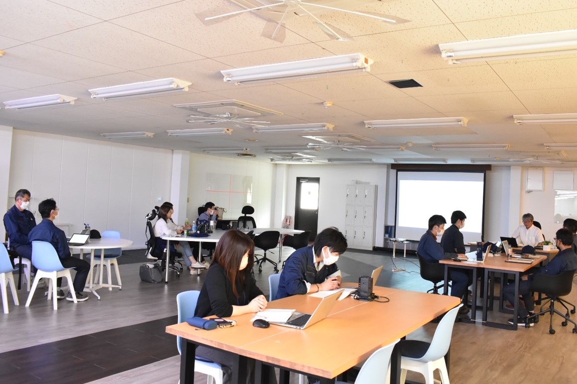 Held in the open space of the Toyoura Office. The employees can participate online from anywhere.