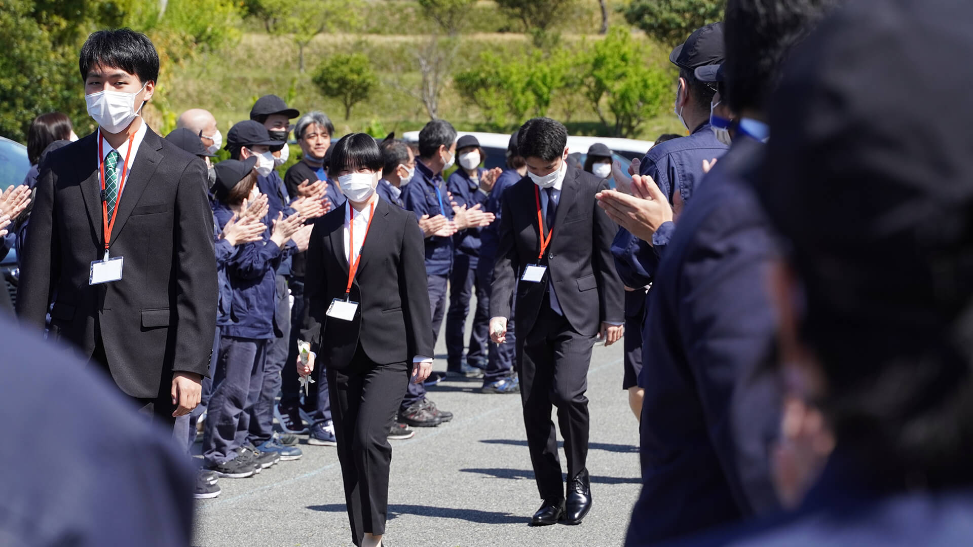 先輩社員が花道をつくり、新入社員を迎え入れました