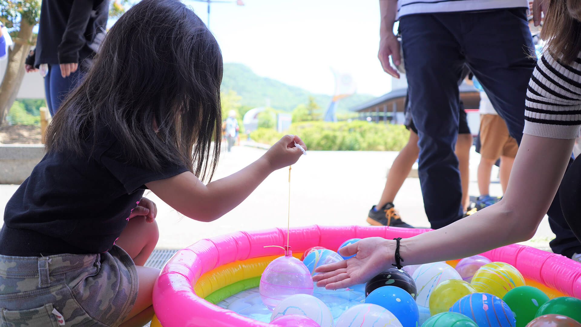 Many children enjoyed yo-yo fishing at the JRCS booth.