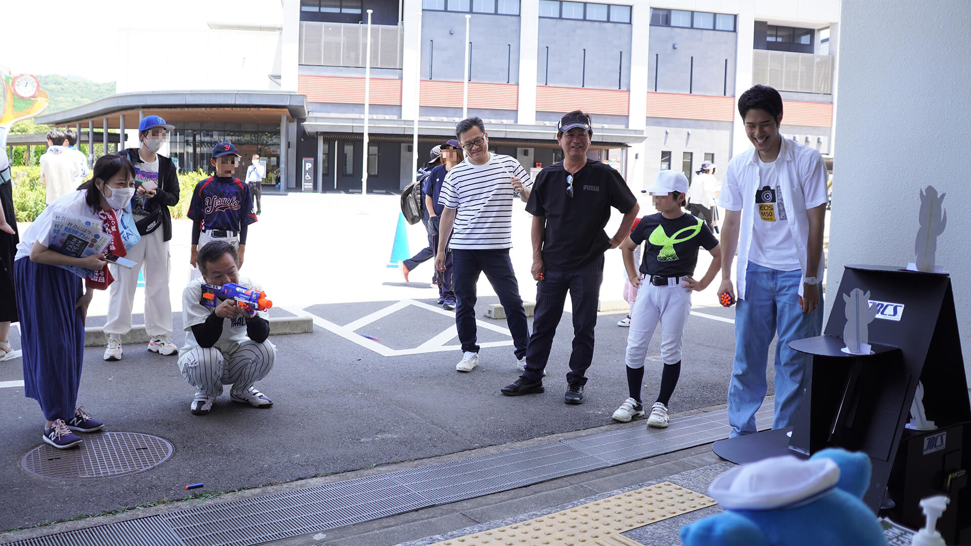 The mayor of Shimonoseki also tried the shooting game!