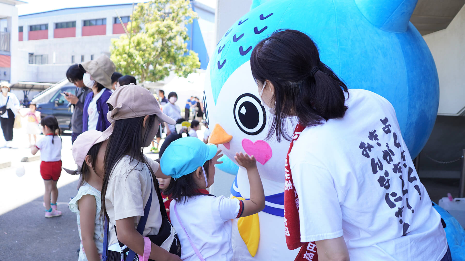 Once Kikuho appeared, many children gathered.