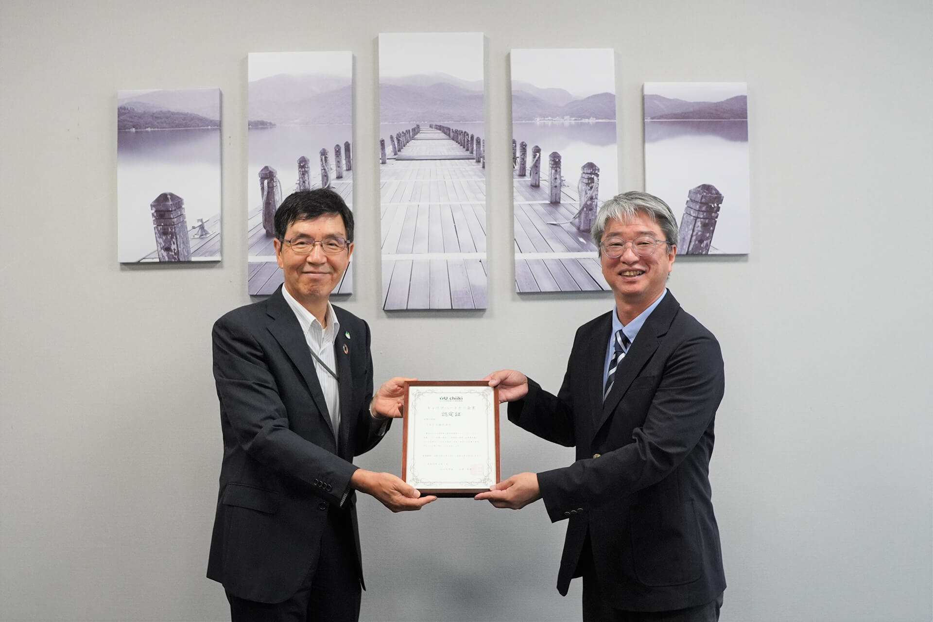JRCS Executive Vice-President received a certificate from Vice President of Yamaguchi University.