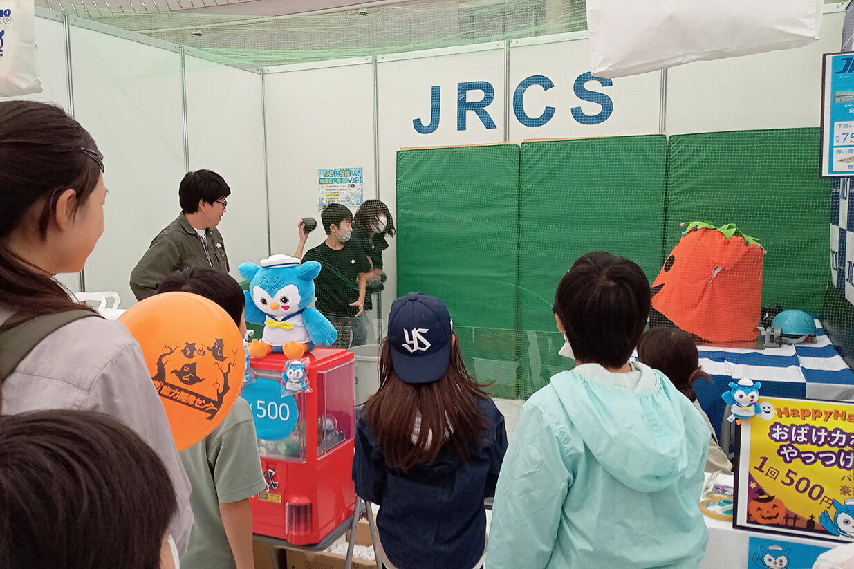 Interacting with visitors through games and quizzes