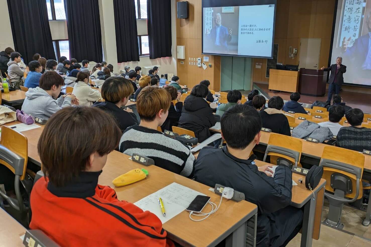 熱心にメモをとる学生もいました