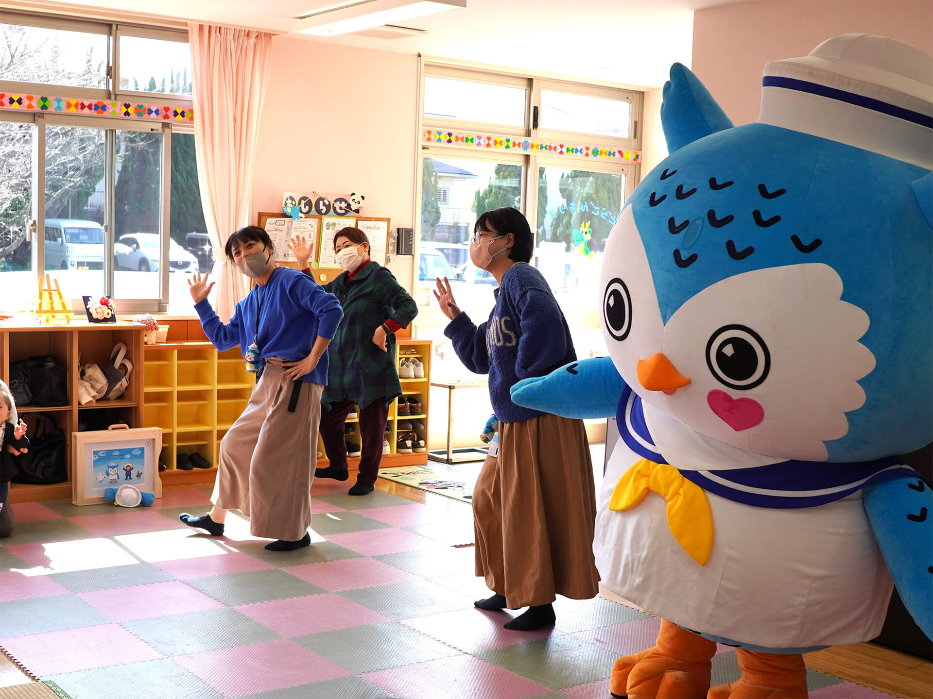 みんな一緒にキクホとダンス♪保護者の皆さんもノリノリです