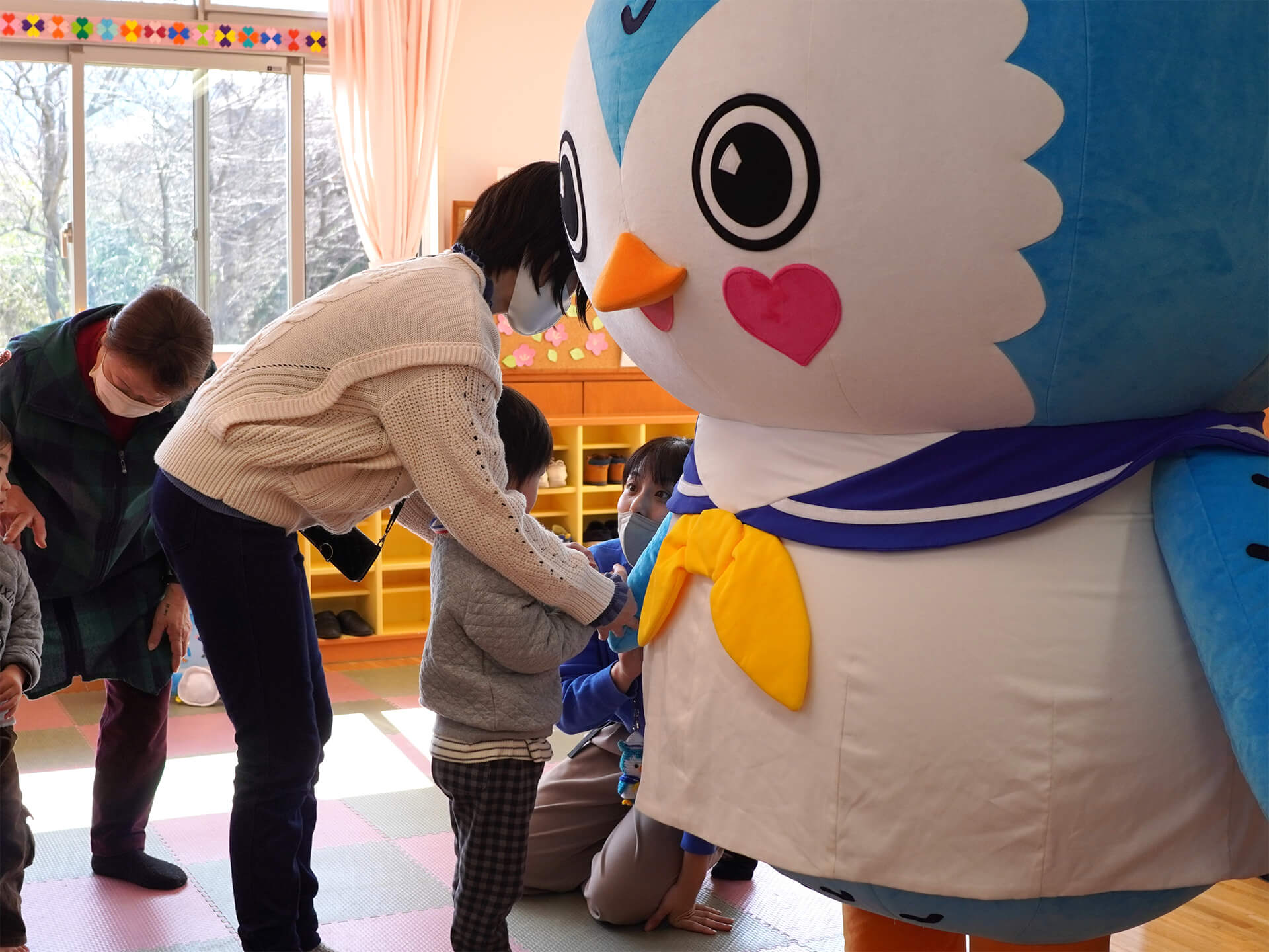 The children shook hands with Kikuho and promised to listen to what people say.