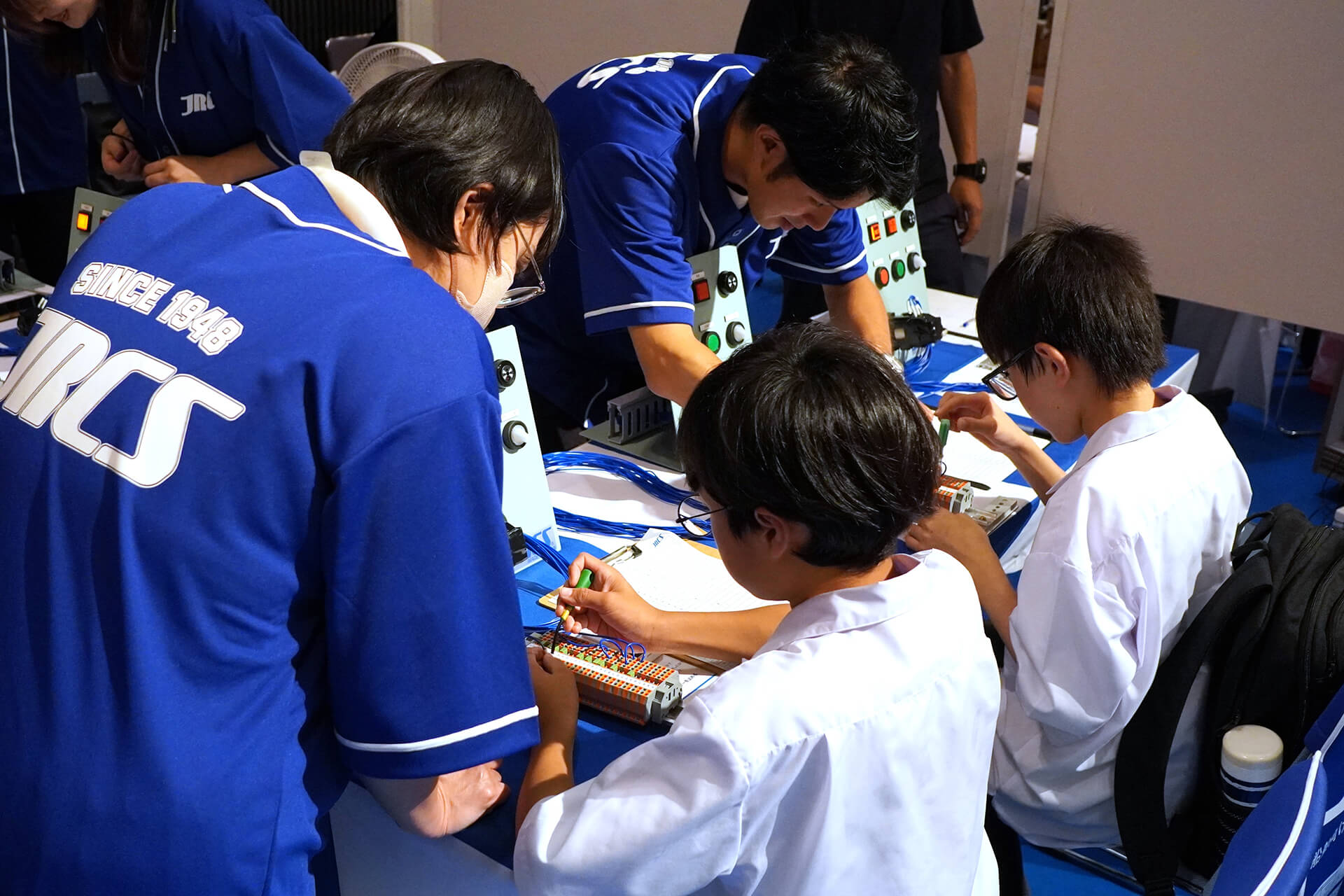 製造部門の部長がつくった体験キット。正確につなぐとブザーが鳴ります