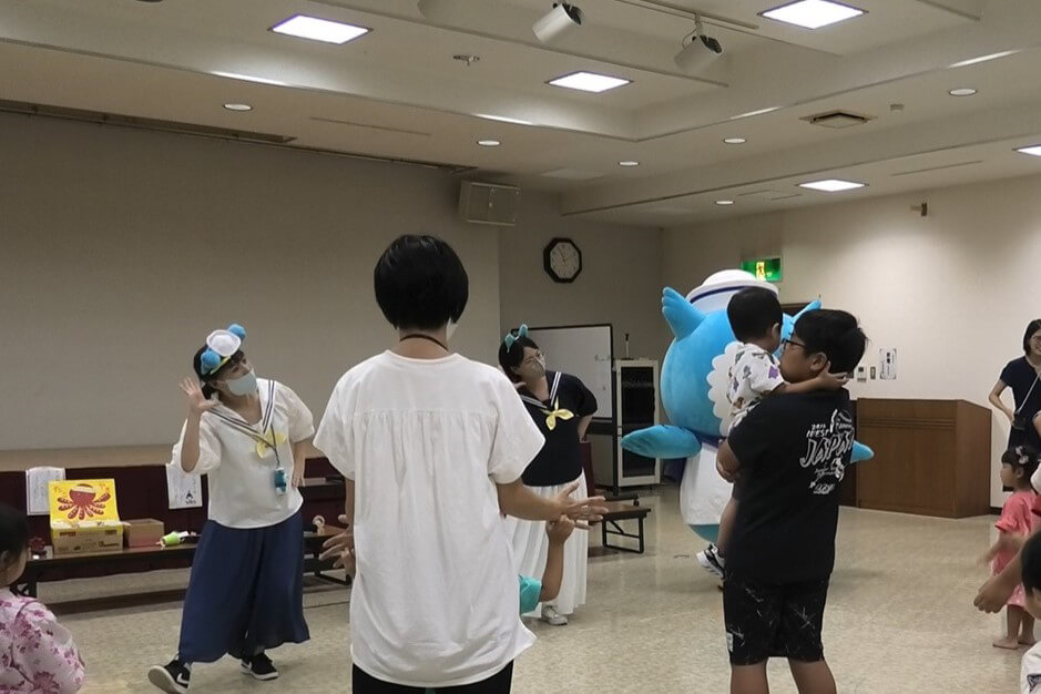 オリジナルソングに合わせて母子一緒にダンス