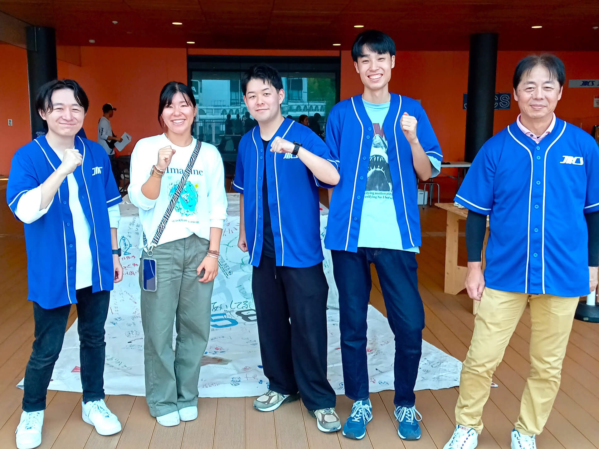 ウインドサーフィンの渡辺純菜選手と。後ろの廃棄セールは来場者の寄せ書きで埋まっていました