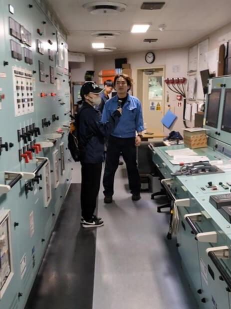 こちらは関鯨丸の機関制御室。JRCS製の電気機器が関鯨丸の操業を支えています