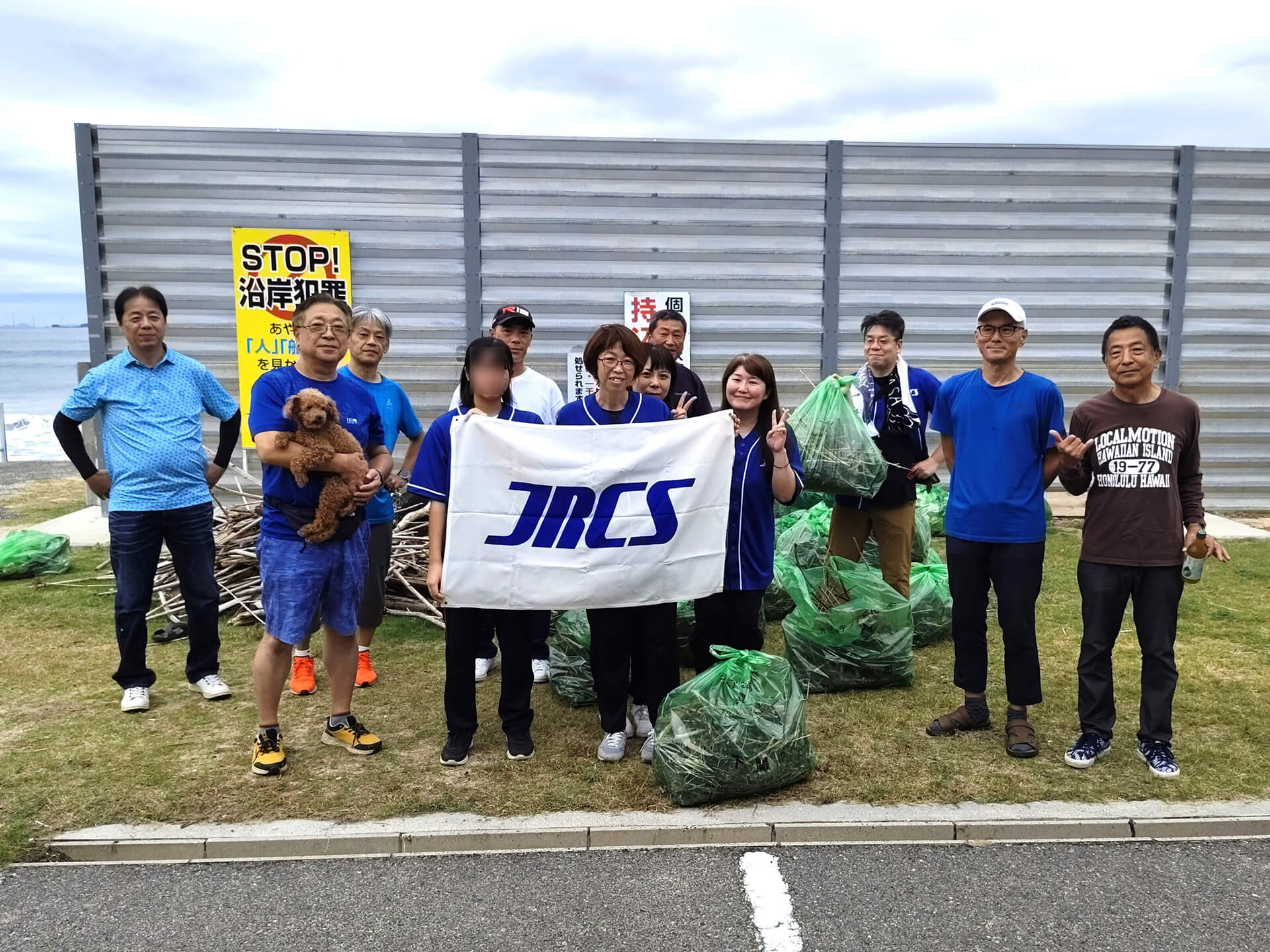 「海ごみゼロウィーク」賛同の証として、青いアイテムを身に付けて参加しました