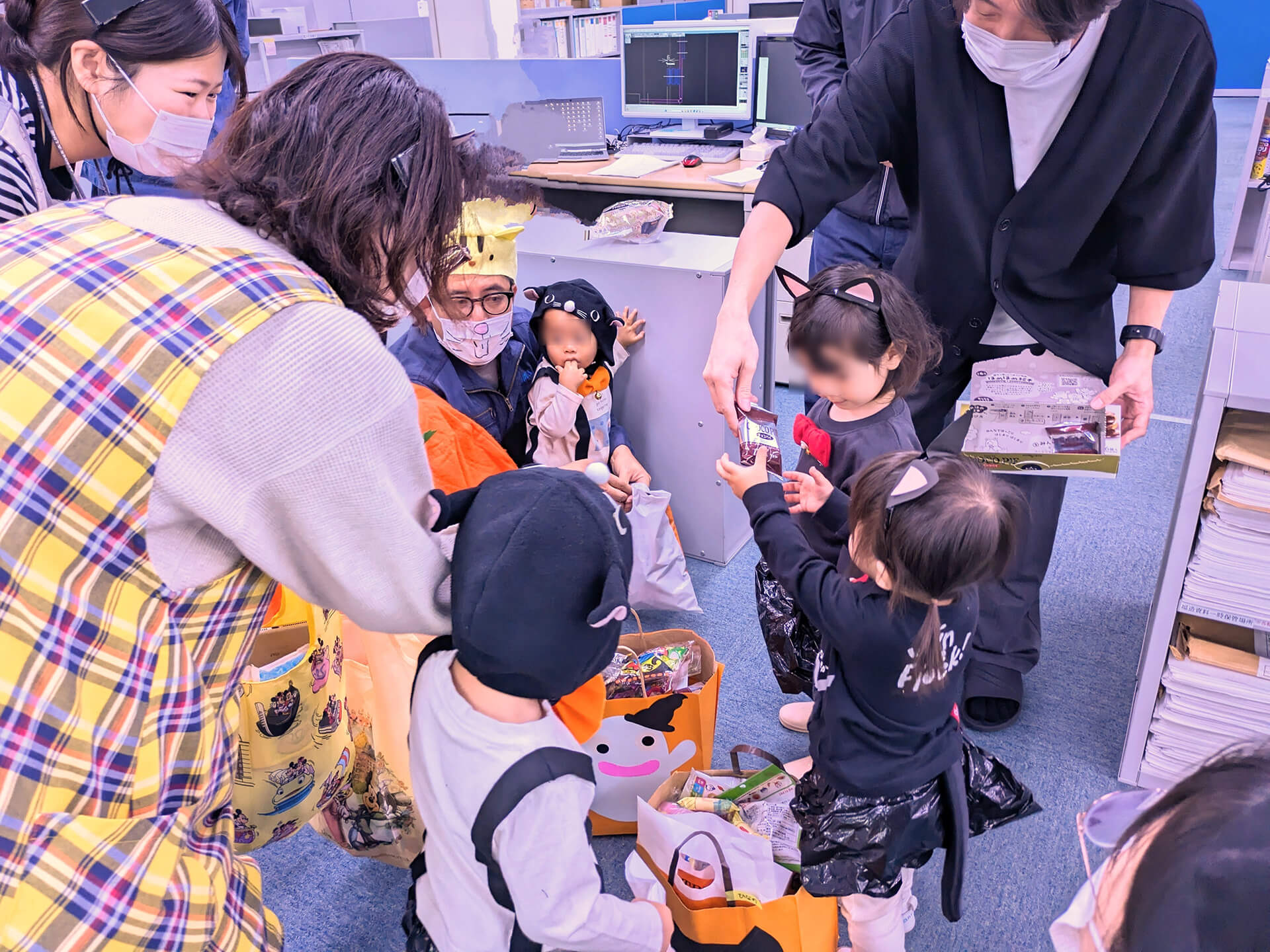 社員から次々に差し出されるお菓子に大満足!