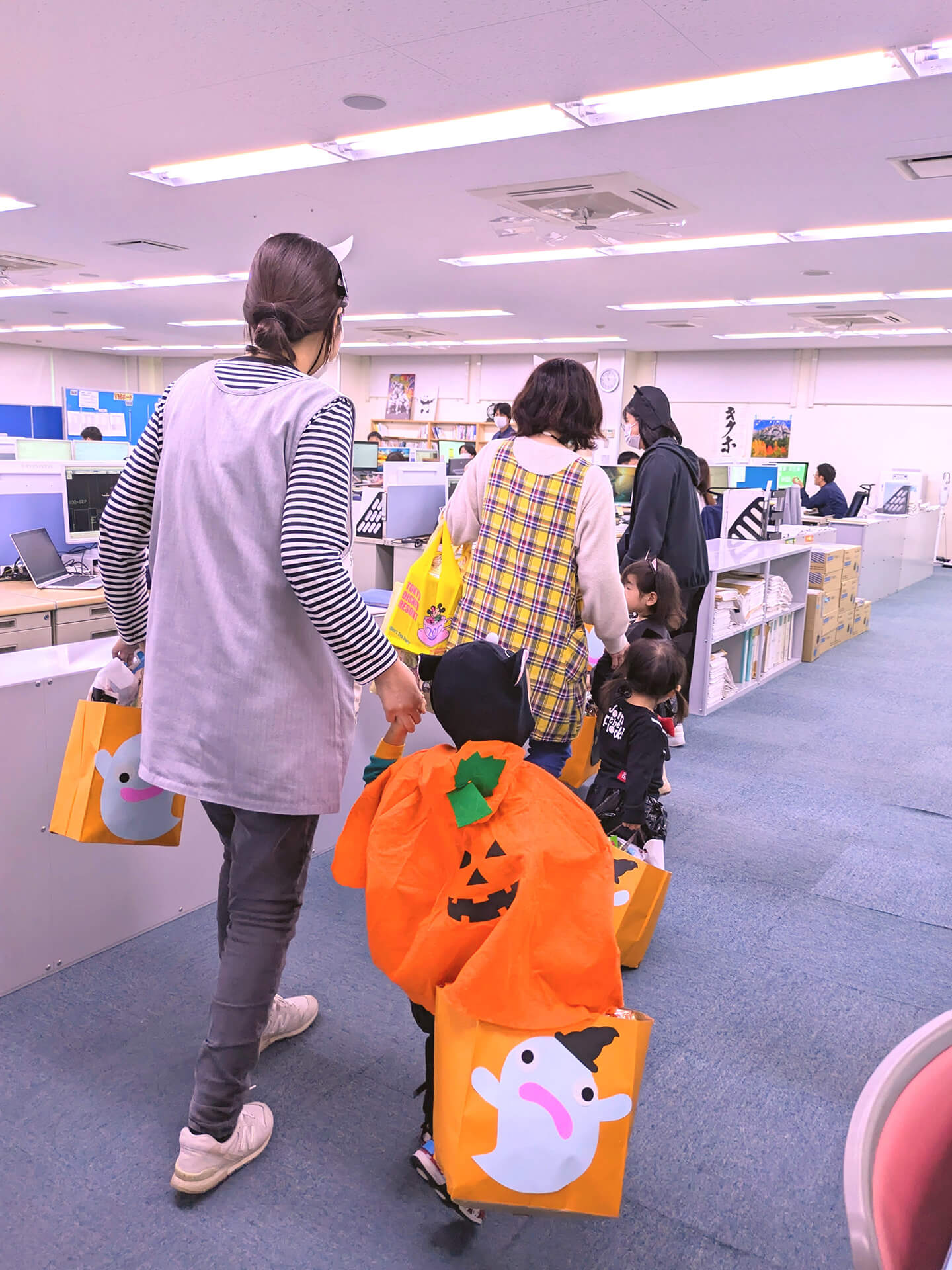 お菓子でいっぱいになった袋を引きずって歩きました(笑)