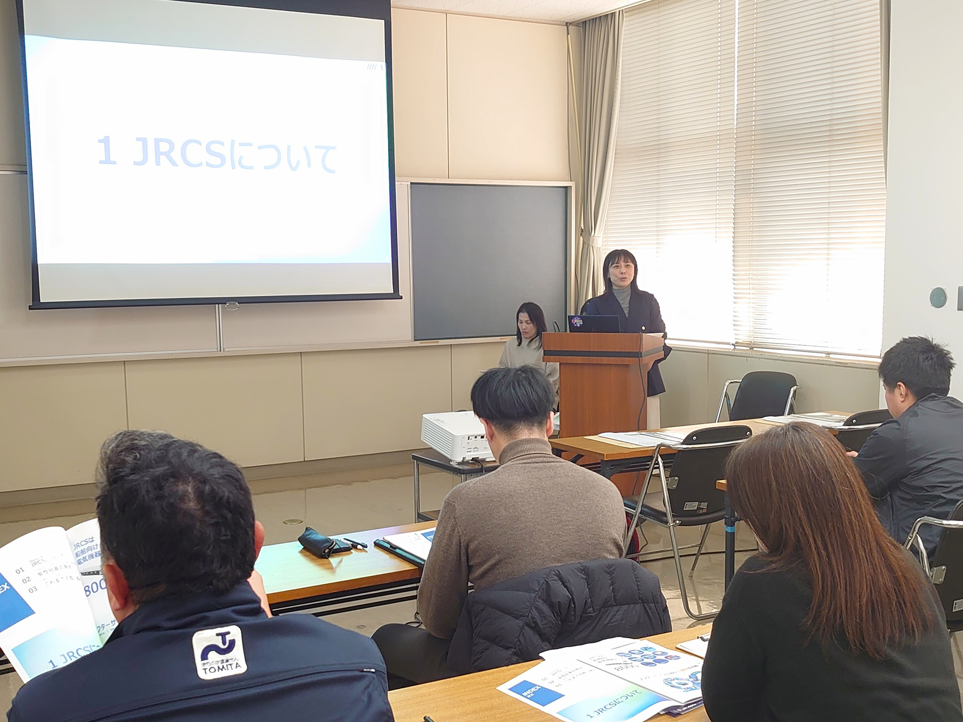 人事課と広報課の課長および新入社員の3人が登壇。