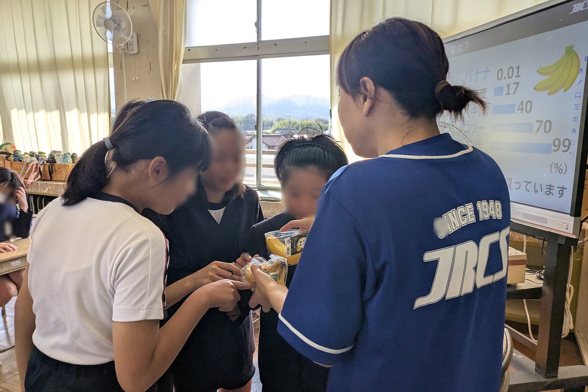 「バナナはどこから？」ラベルをのぞき込む子どもたち