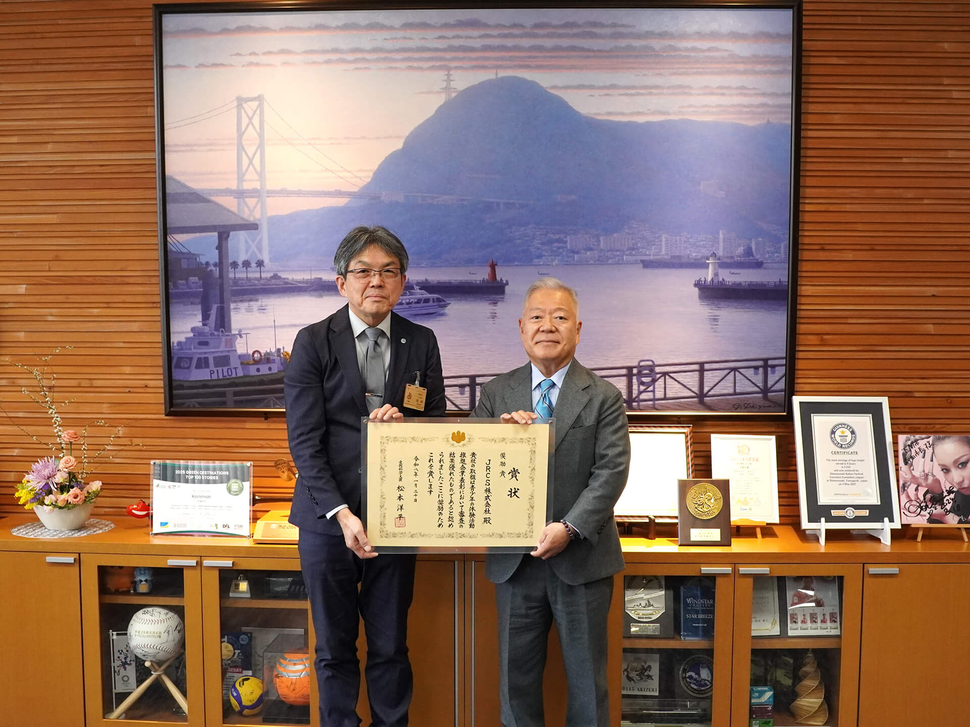 島崎副市長（左）に受賞を報告しました。