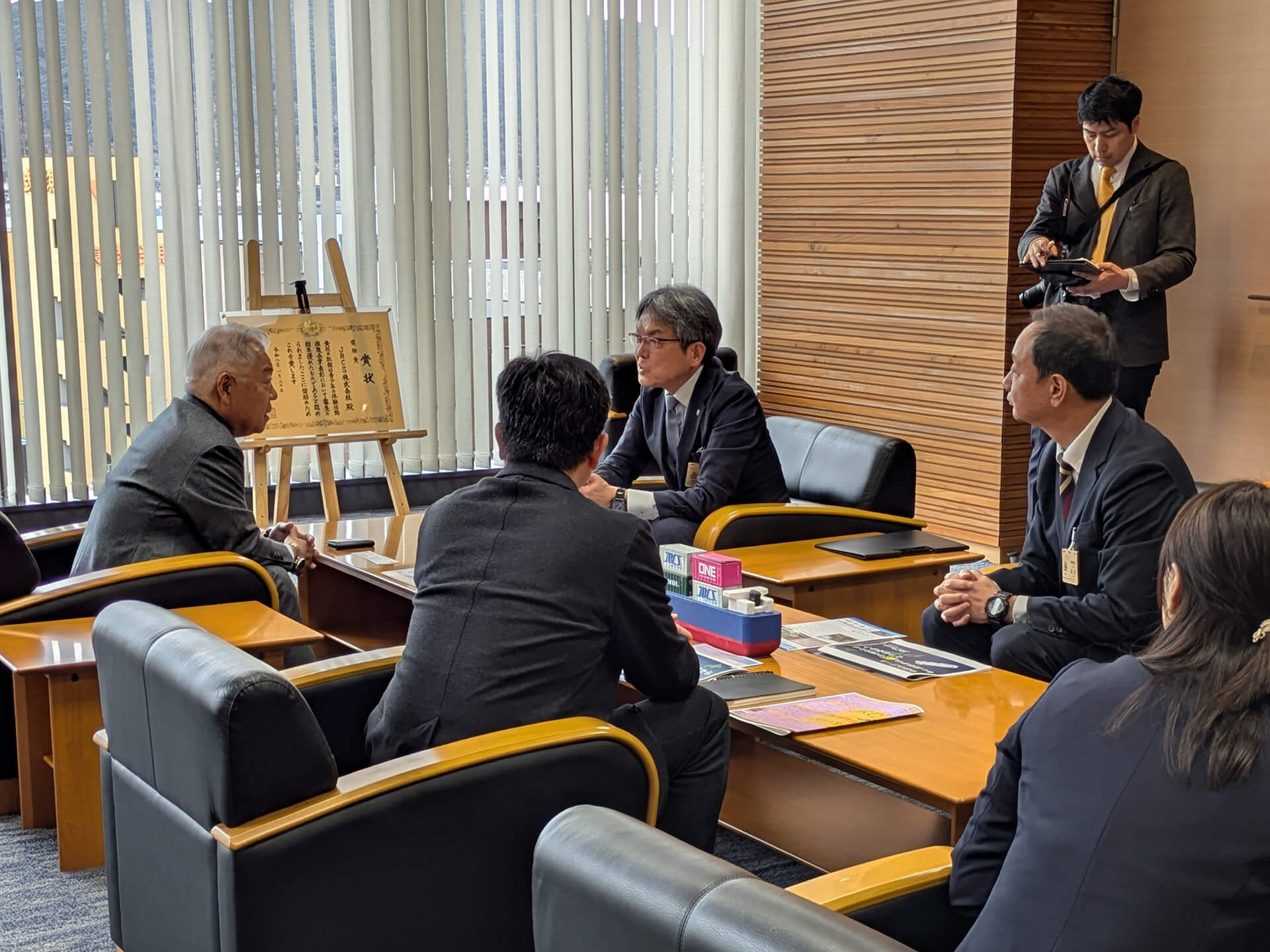 今後の展開について意見交換を行いました。（左からJRCS・近藤、島崎副市長、磯部芳規教育長）