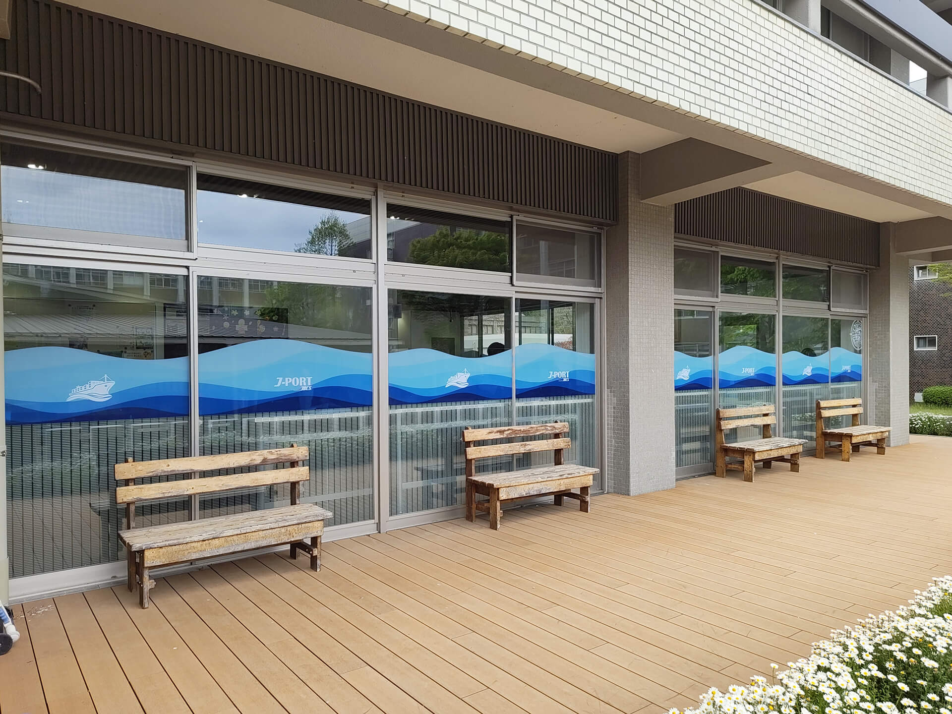 窓いっぱいに青い海が広がるデザイン