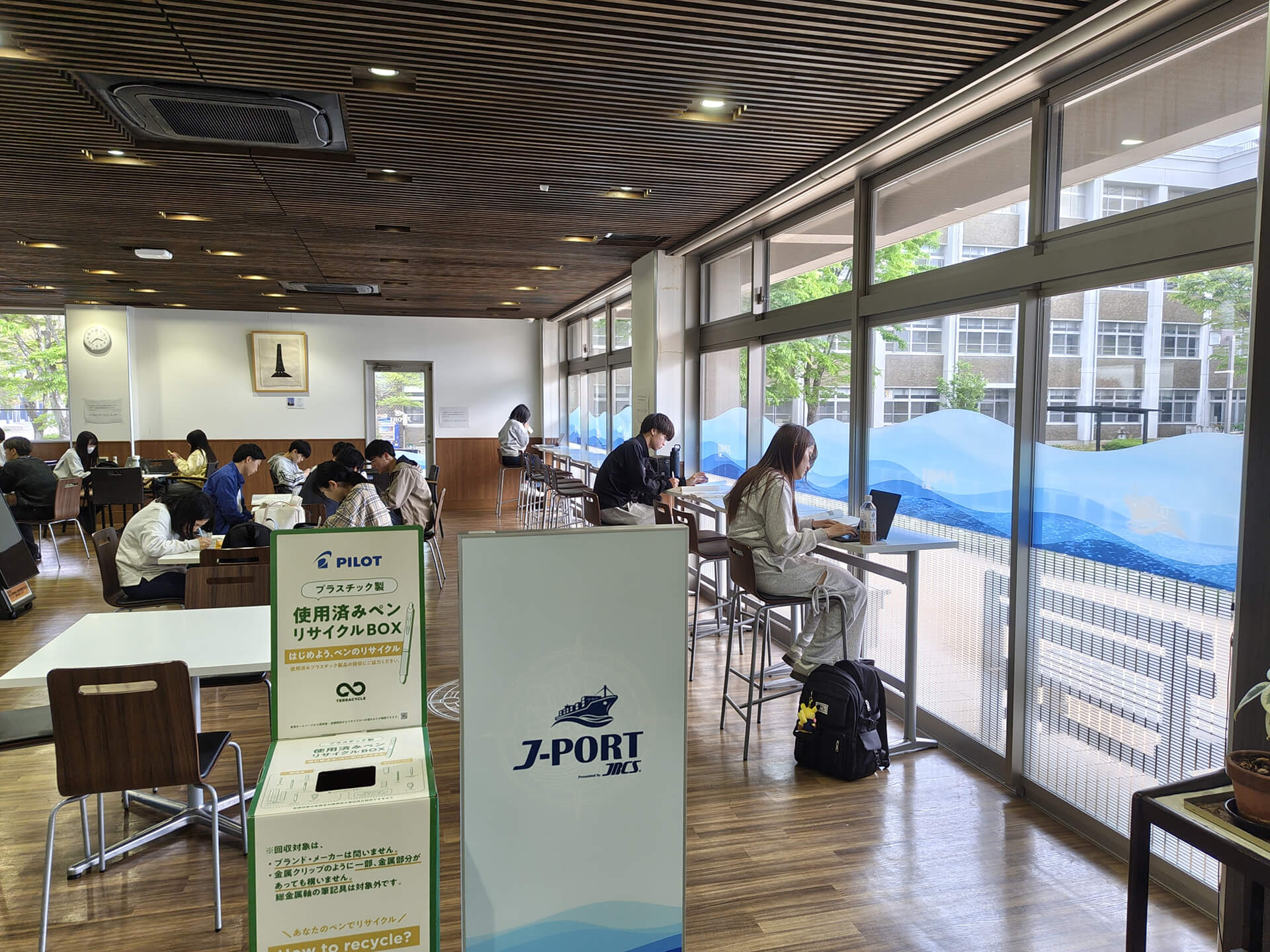 外から目隠しでき、学生も集中しやすく景色も楽しめます。