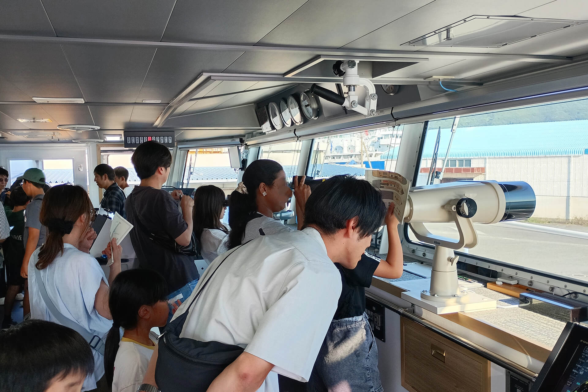 双眼鏡をのぞくと、対岸の門司港がくっきり!気分はすっかり航海士?