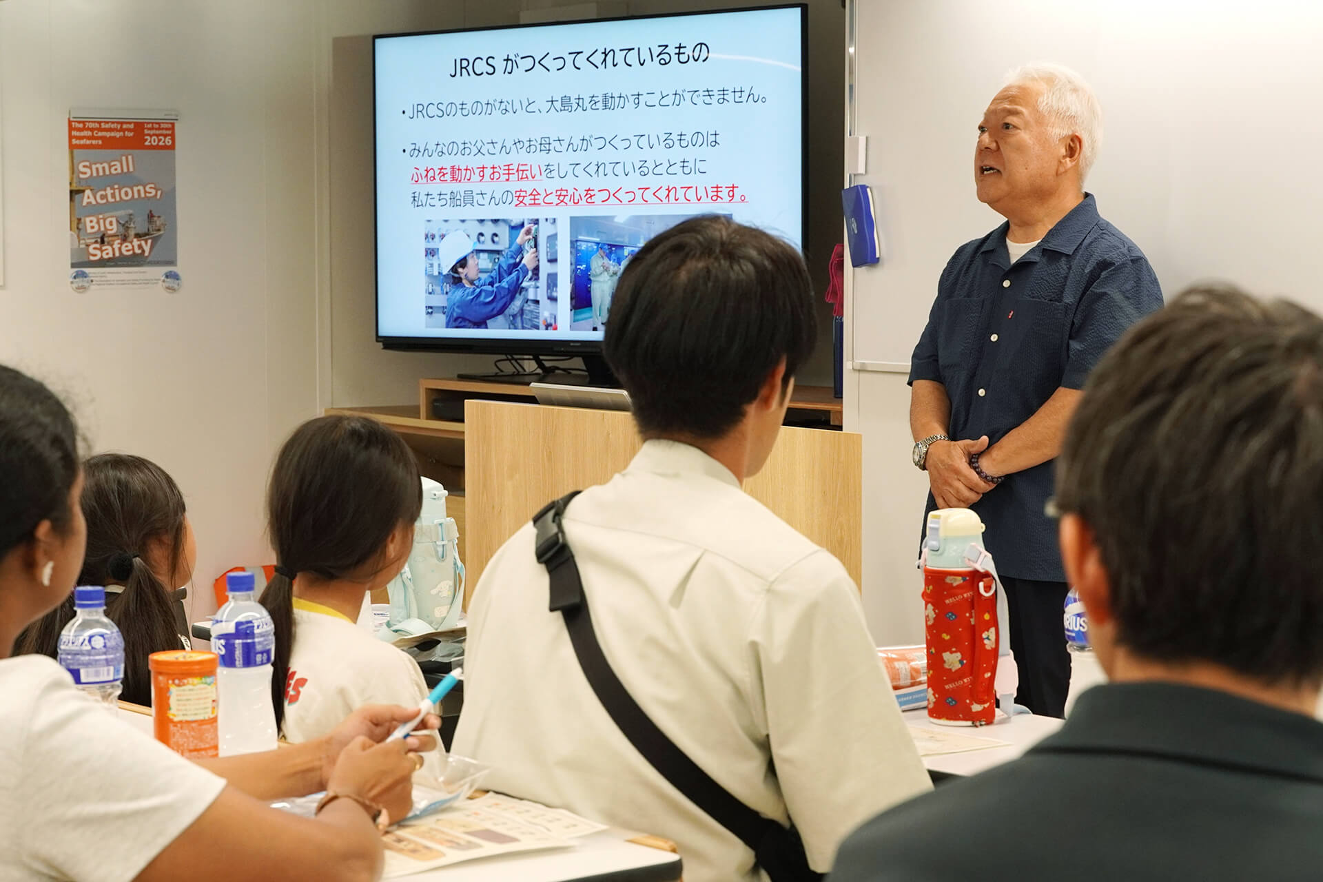 貴重な機会を提供してくださった大島商船高専の皆様へ謝意を伝えるJRCS・近藤社長
