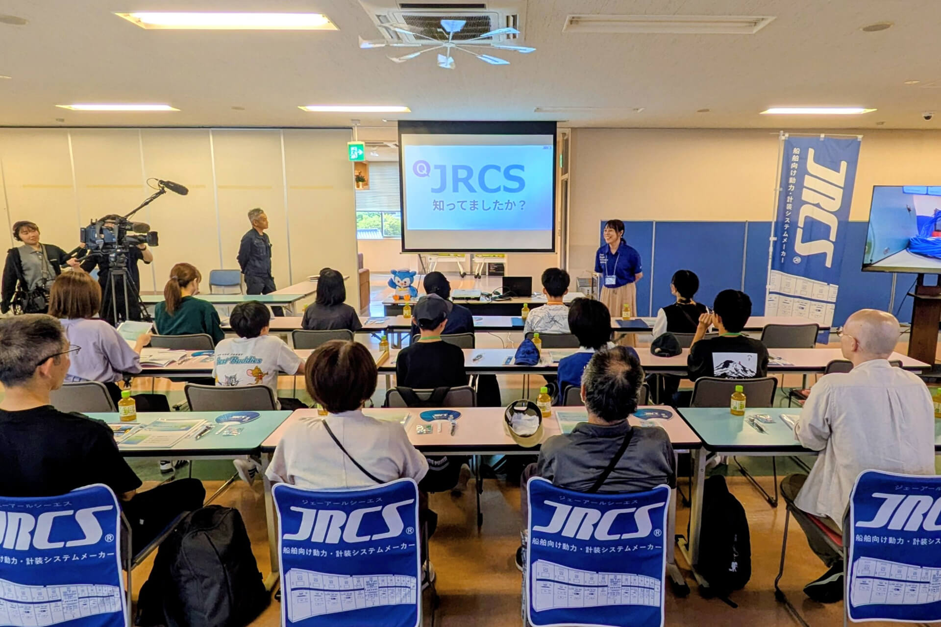 JRCSの製品・会社について話を聞く中学生と保護者の皆さん