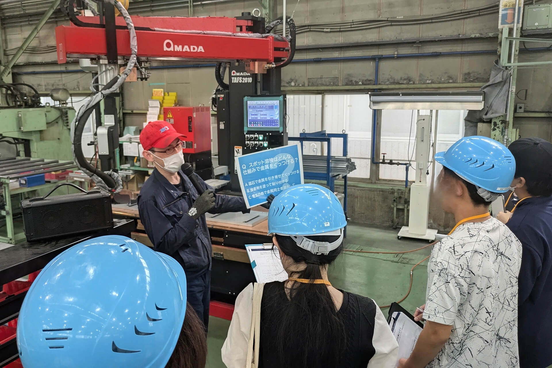 生産現場の社員がクイズを出しながら工場をご案内しました