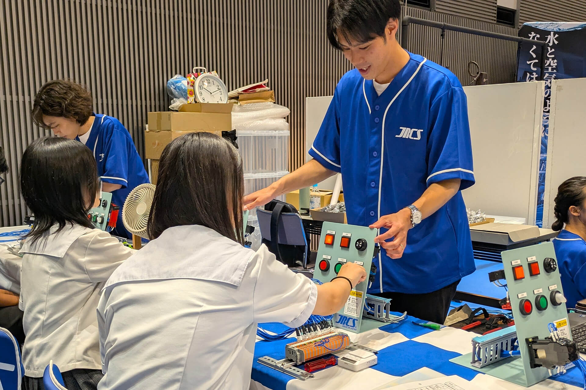 正確に結線すると電気が通り、ブザーが鳴ります